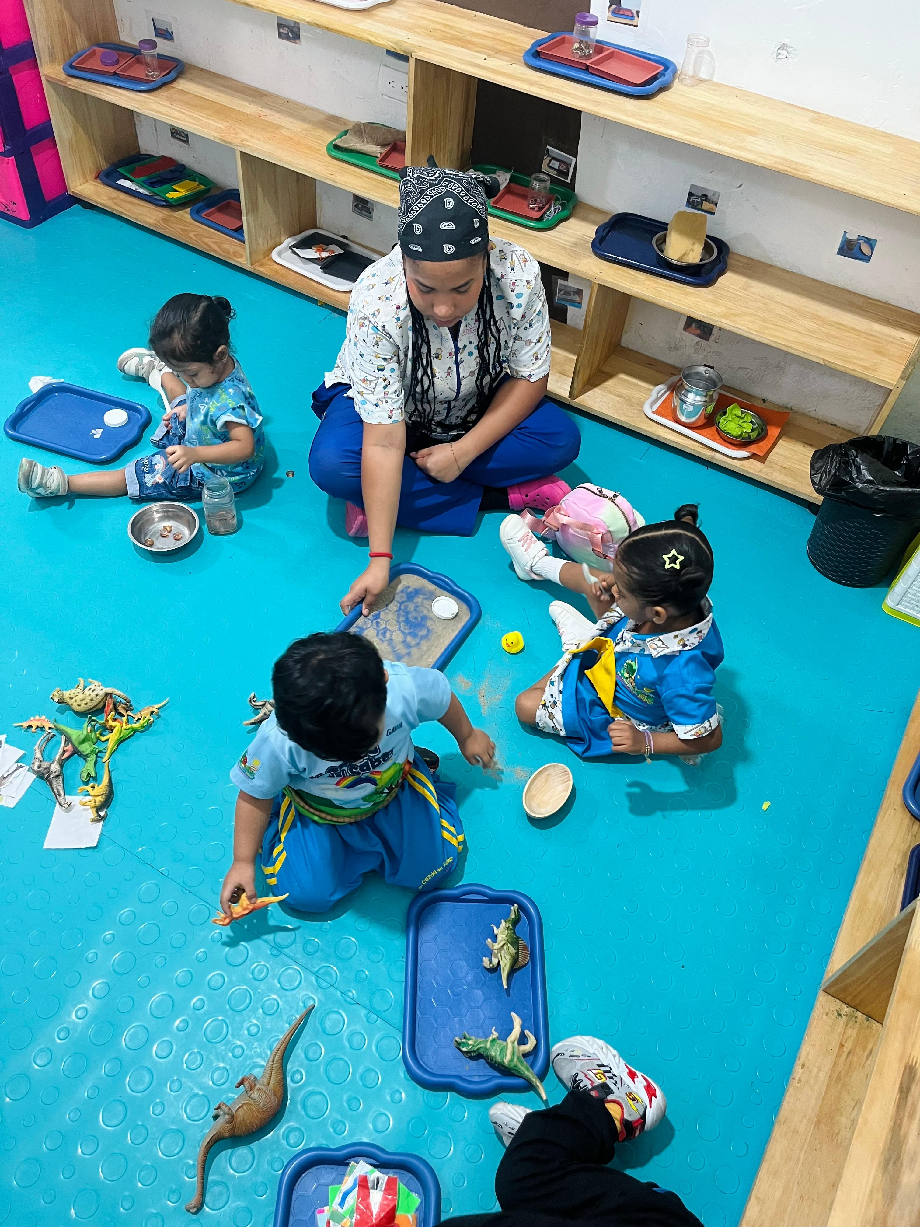 Niñera acompañando a los niños en el aprendizaje