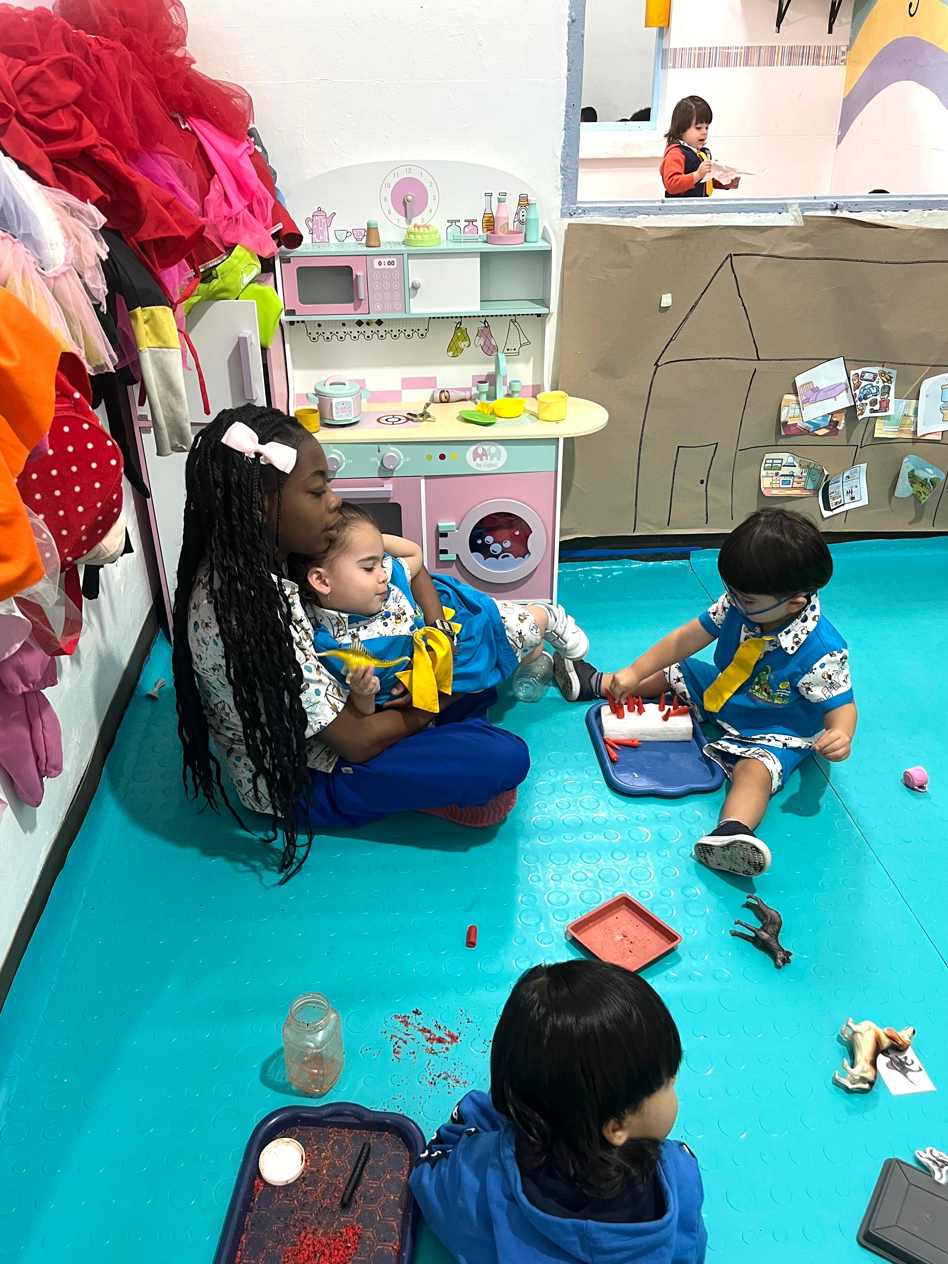 Niñera en juego libre con niños
