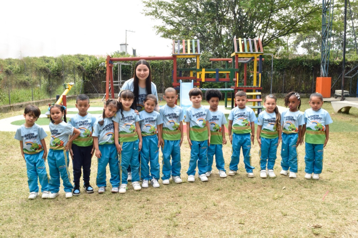 Niños de Mi Casita del Saber en el parque