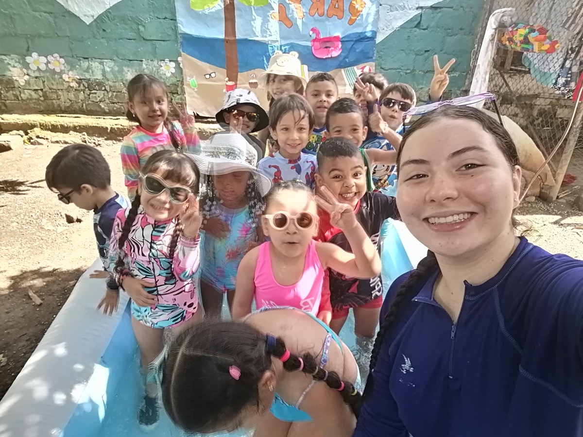 Niños practicando valores de convivencia en Mi Casita del Saber
