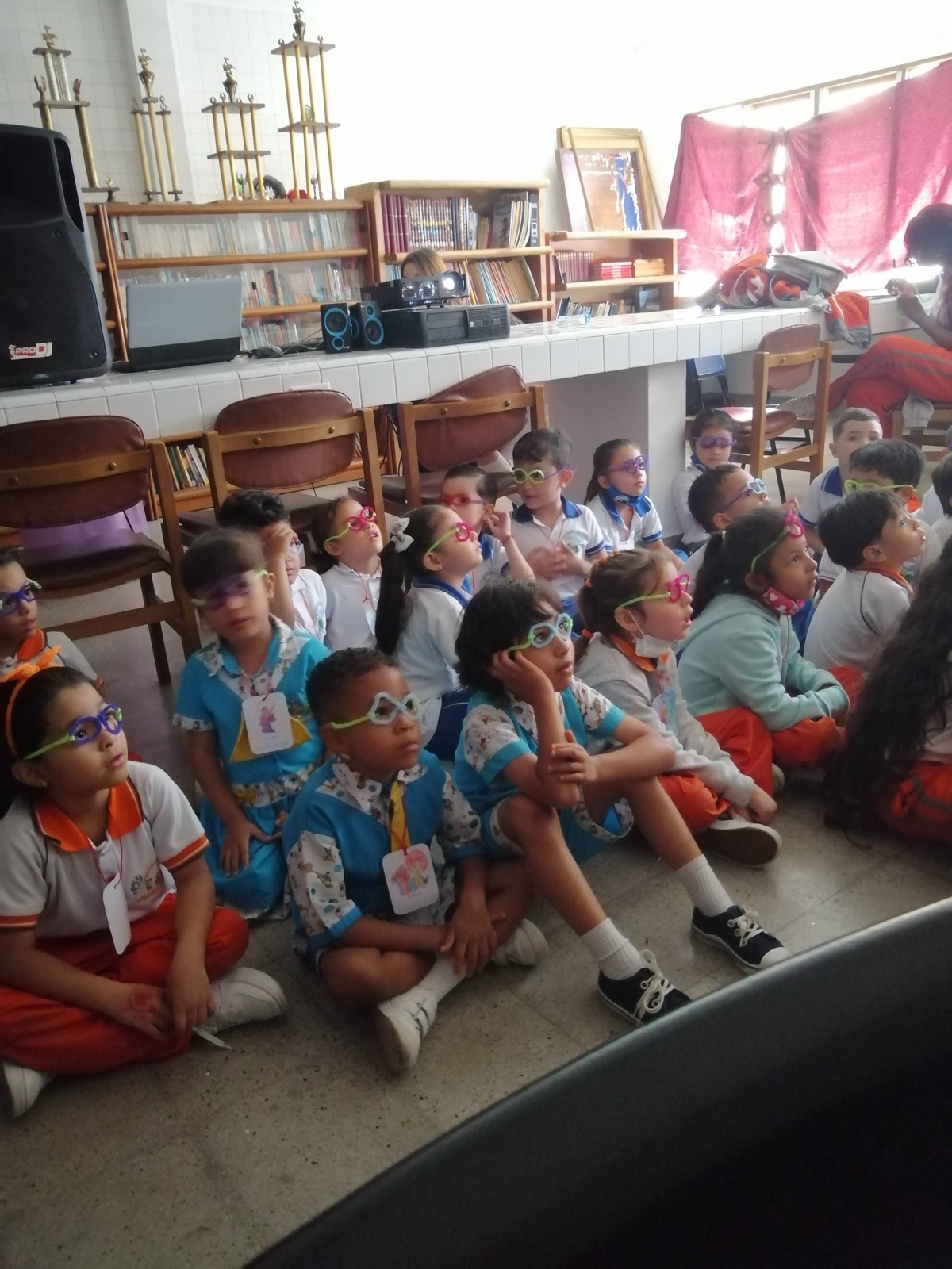 Niños visitando institución educativa